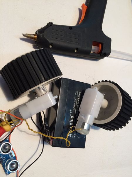 File:Wheels connect battery.jpg
